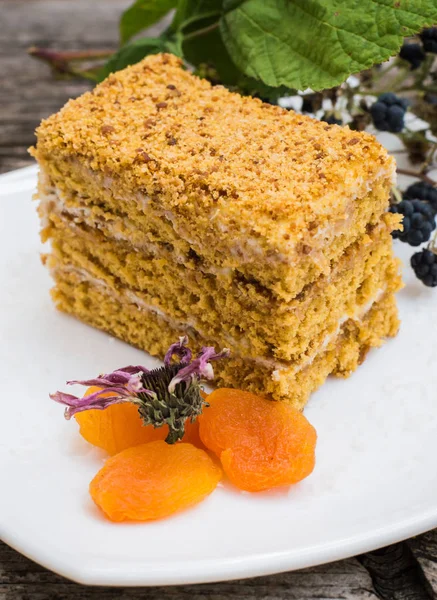 Ahşap arka plan üzerinde kek tatlım