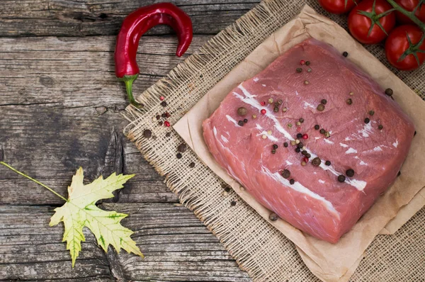 Ternera fresca con especias sobre fondo de madera —  Fotos de Stock