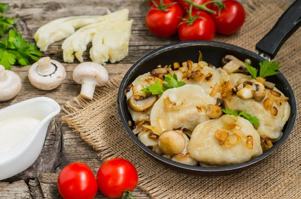 양배추, 튀긴된 버섯 크림 소스와만 두 — 스톡 사진