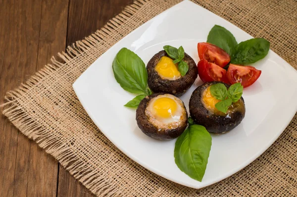 Huevos de codorniz de champiñón rellenos con albahaca y tomate. Fondo de madera. Primer plano —  Fotos de Stock