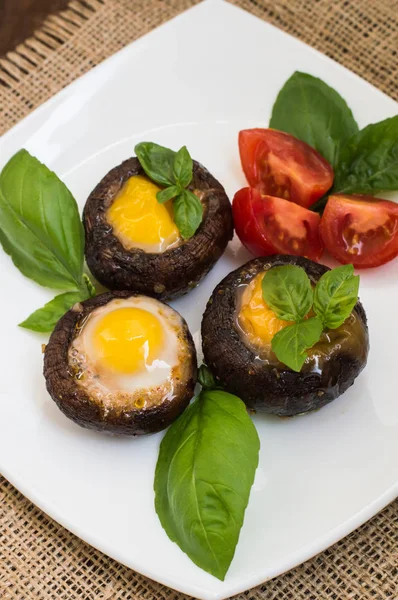 Huevos de codorniz de champiñón rellenos con albahaca y tomate. Fondo de madera. Primer plano —  Fotos de Stock