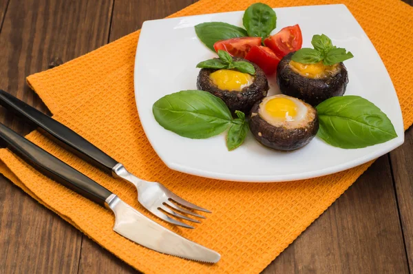 Γεμιστά αυγά ορτυκιών champignon με βασιλικό και ντομάτα. Ξύλινο υπόβαθρο. Γκρο πλαν — Φωτογραφία Αρχείου