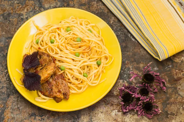 Hús, spagetti és a borsó. Felülnézet. Közeli kép: — Stock Fotó