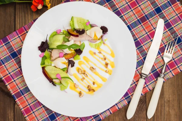 Salad daging rebus, hijau, telur apung perepilinyh, mentimun, kemangi, prem dan saus Belanda dengan kacang walnut. Latar belakang kayu. Pemandangan bagus. Close-up — Stok Foto