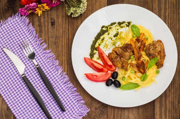 Tagliolini avec viande en sauce tomate, olives et épinards. Fond en bois. Gros plan. Vue du dessus — Photo