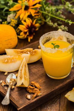 Taze ve olgun kavun suyu. Ahşap arka plan. Yakın çekim