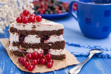 Bisküvi kek kiraz ve kırmızı kuş üzümü ile. Ahşap arka plan. Yakın çekim