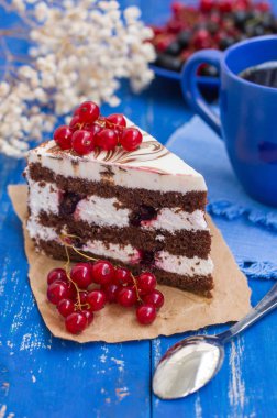 Bisküvi kek kiraz ve kırmızı kuş üzümü ile. Ahşap arka plan. Yakın çekim