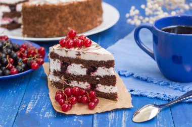 Bisküvi kek kiraz ve kırmızı kuş üzümü ile. Ahşap arka plan. Yakın çekim