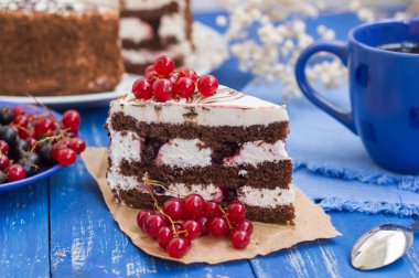 Bisküvi kek kiraz ve kırmızı kuş üzümü ile. Ahşap arka plan. Yakın çekim