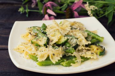 Pasta Primavera - Güney İtalya'dan onun, bol lezzetli ve sağlıklı yemekler. Rustik ahşap arka plan çiçekler ile. Üstten Görünüm. Yakın çekim.
