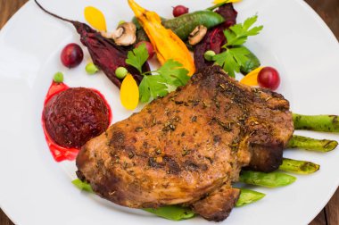 Fried ızgara domuz eti biftek sebze püresi pancar ve berry sos ile kemik üzerinde. Ahşap arka plan. Üstten Görünüm. Yakın çekim