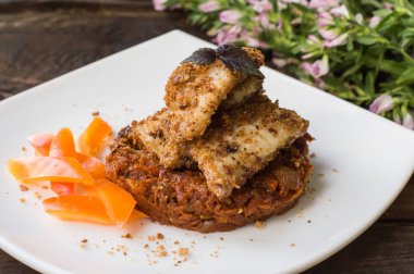 Balık kabak, domates, havuç ve soğan ile sebze yastık üzerinde kırıntısı kaplı. Ahşap rustik arka plan. Yakın çekim