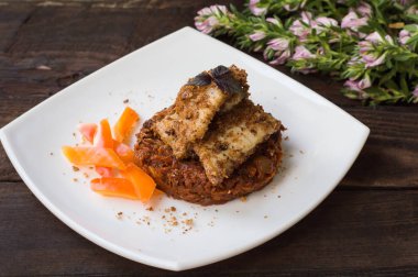 Balık kabak, domates, havuç ve soğan ile sebze yastık üzerinde kırıntısı kaplı. Ahşap rustik arka plan. Yakın çekim