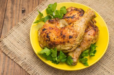 Ahşap arka plan üzerinde kavrulmuş tavuk budu. Üstten Görünüm. Yakın çekim