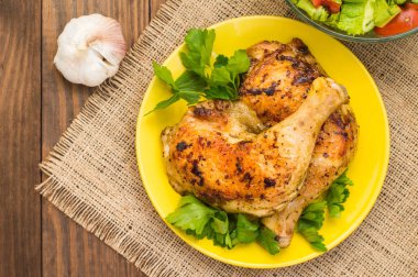 Ahşap arka plan üzerinde kavrulmuş tavuk budu. Üstten Görünüm. Yakın çekim