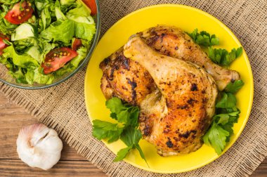 Ahşap arka plan üzerinde kavrulmuş tavuk budu. Üstten Görünüm. Yakın çekim