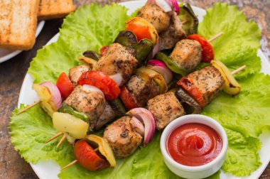 Tavuk ve sebze ahşap şişleri. Kırsal arka plan. Üstten Görünüm. Yakın çekim