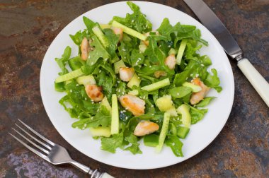 Roka Salatası, biber, salatalık, kızarmış tavuk ve susam. Ahşap arka plan. Üstten Görünüm. Yakın çekim