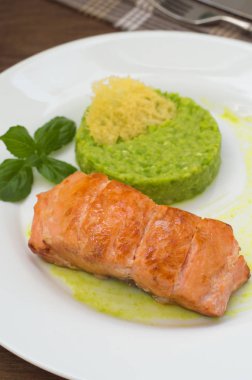 Somon biftek bezelye püresi, Peynirli cips ve bir plaka üzerinde fesleğen sos ızgara. Ahşap rustik arka plan. Üstten Görünüm. Yakın çekim