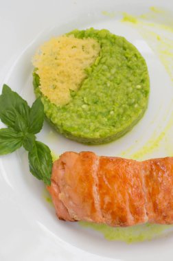 Somon biftek bezelye püresi, Peynirli cips ve bir plaka üzerinde fesleğen sos ızgara. Ahşap rustik arka plan. Üstten Görünüm. Yakın çekim