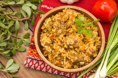 Özbek pilavı - pirinç ve et oluşan bir tabak. Geleneksel ahşap arka plan. Üstten Görünüm. Yakın çekim