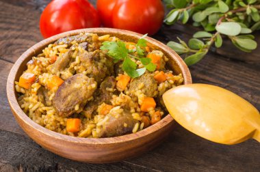 Özbek pilavı - pirinç ve et oluşan bir tabak. Geleneksel ahşap arka plan. Yakın çekim