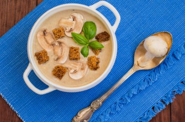Çavdar ekmeği ve fesleğen croutons mantar kremalı çorba. Ahşap rustik arka plan. Üstten Görünüm. Yakın çekim.