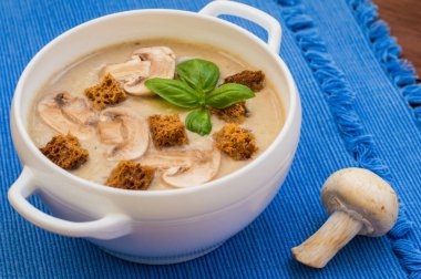Çavdar ekmeği ve fesleğen croutons mantar kremalı çorba. Ahşap rustik arka plan. Yakın çekim.