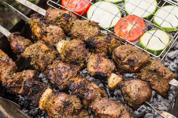 Lammspieße auf dem Grill. Holzuntergrund. Ansicht von oben. Nahaufnahme — Stockfoto