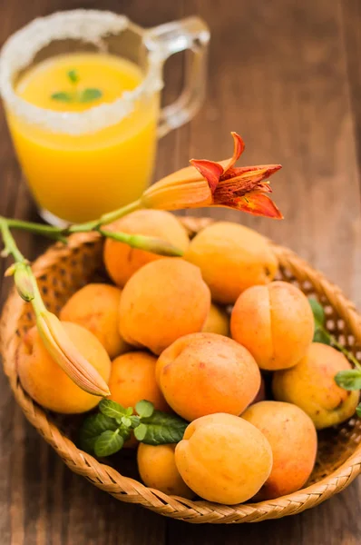 Rijpe abrikozen op een houten tafel. Selectieve aandacht. Close-up — Stockfoto