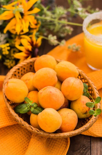 Rijpe abrikozen op een houten tafel. Selectieve aandacht. Close-up — Stockfoto