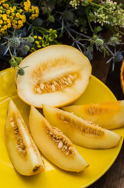 Fresh and ripe melon. Wooden background. Top view. Close-up — Stock Photo, Image