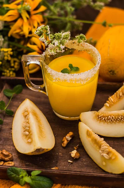 Fresh and ripe melon   juice. Wooden background. Close-up — Stock Photo, Image