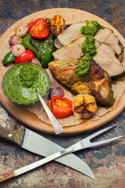 Carne com legumes, grelhado e servido molho Salsa Verde italiano. Velha mesa rústica. Close-up — Fotografia de Stock