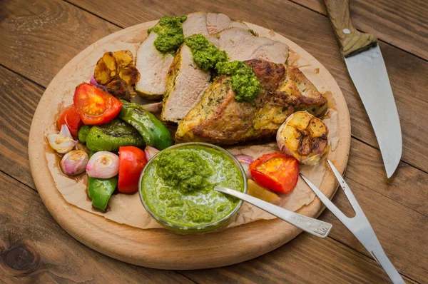 Carne com legumes, grelhado e servido molho Salsa Verde italiano. Mesa rústica de madeira. Close-up — Fotografia de Stock