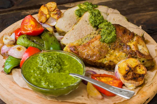 Fleisch mit Gemüse, gegrillt und serviert italienische Salsa Verde Sauce. Rustikaler Holztisch. Nahaufnahme — Stockfoto
