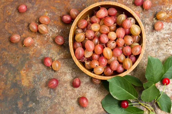 Gooseberries on a old background. Top view. Close-up — Stock Photo, Image