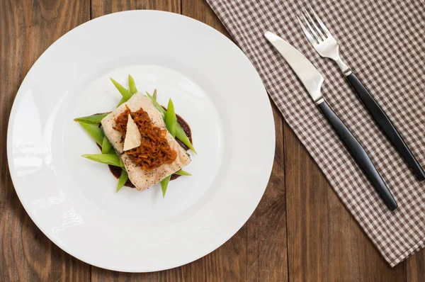 Kokt fisk med kokt sparris, vegetabiliska ragu, tomatsås och potatischips. Trä bakgrund. Ovanifrån. Närbild — Stockfoto