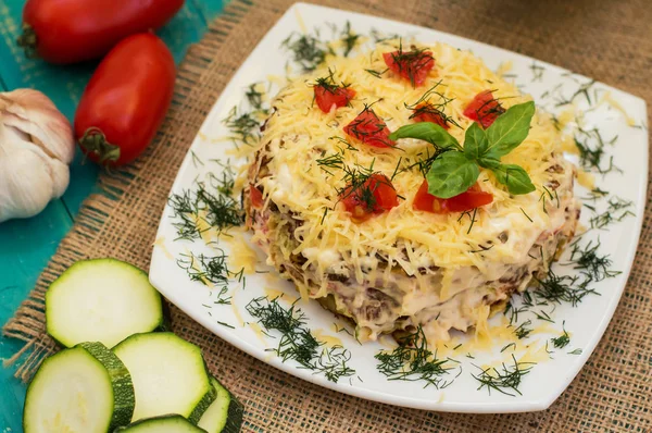 Kakan zucchini med ost, tomat och basilika. Trä bakgrund. Närbild — Stockfoto