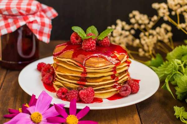 Pancakes with raspberry jam and fresh berries. Wooden background. Close-up — Stock Photo, Image