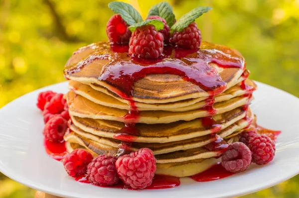 Pancakes with raspberry jam and fresh berries. Wooden background. Close-up — Stock Photo, Image