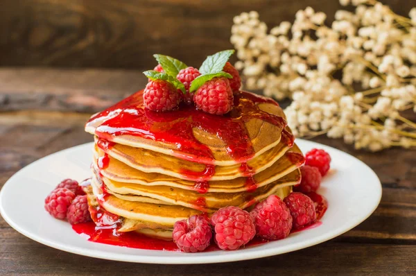 Pancakes with raspberry jam and fresh berries. Wooden background. Close-up — Stock Photo, Image