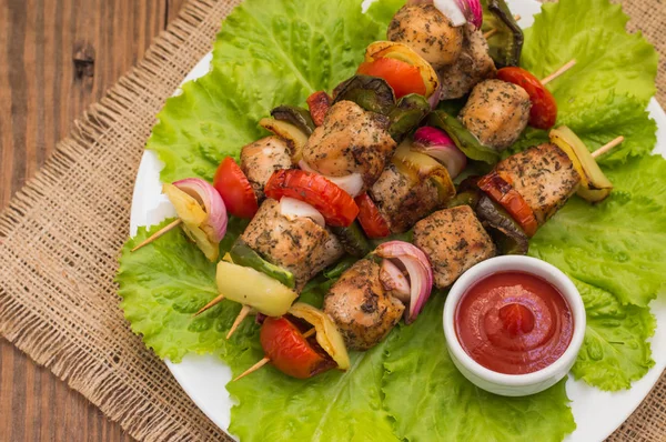 Chanclas de pollo y verduras en madera. Fondo rural. Primer plano — Foto de Stock