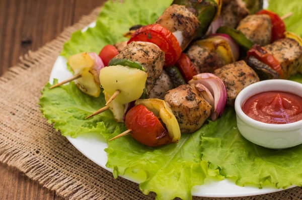 Chanclas de pollo y verduras en madera. Fondo rural. Primer plano — Foto de Stock