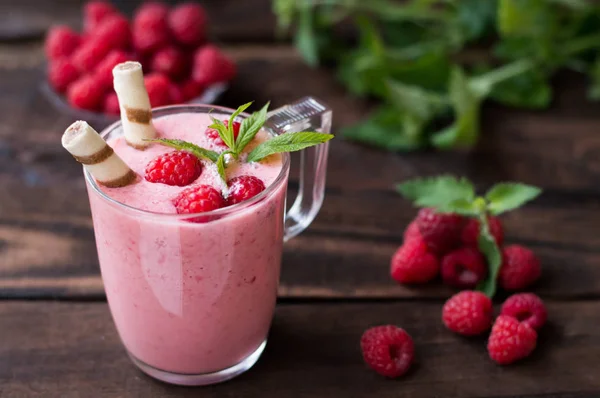 Raspberry yogurt. On a wooden background. Close-up — Stock Photo, Image