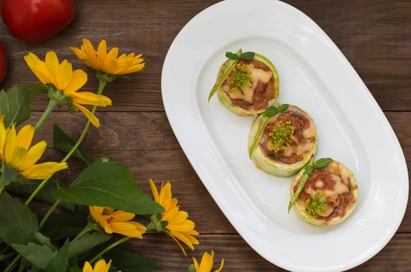 Courgettes는 토마토, 다진된 고기, 치즈와 향신료와 함께 인형. 나무 배경입니다. 최고의 볼 수 있습니다. 클로즈업 — 스톡 사진