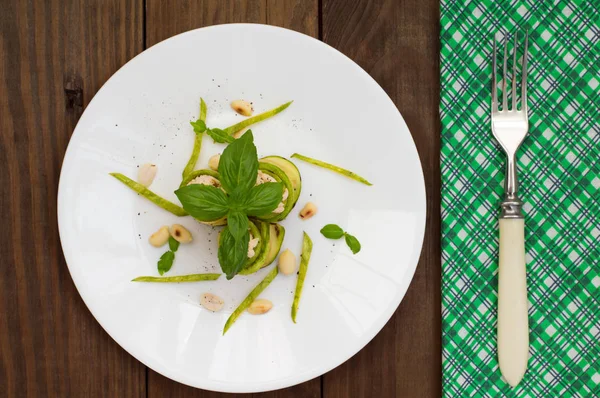 Zucchini panggang dengan keju meleleh, kacang dan basil. Restoran pasokan. Latar belakang kayu. Pemandangan bagus. Close-up — Stok Foto