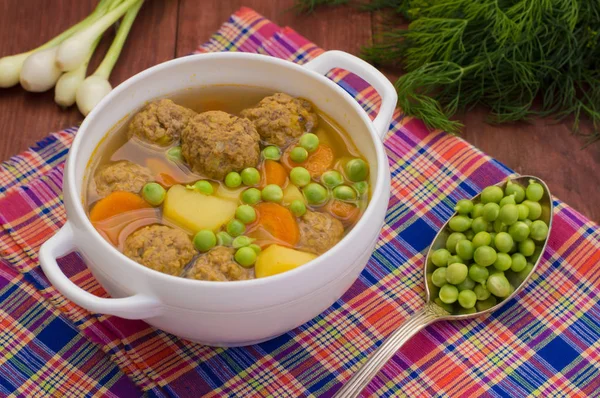 Sopa con albóndigas, zanahorias y guisantes. Fondo rústico de madera. Primer plano — Foto de Stock