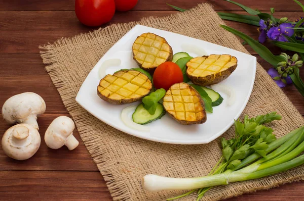 Patatas al horno con verduras en el color de fondo. Mesa de madera. Primer plano —  Fotos de Stock